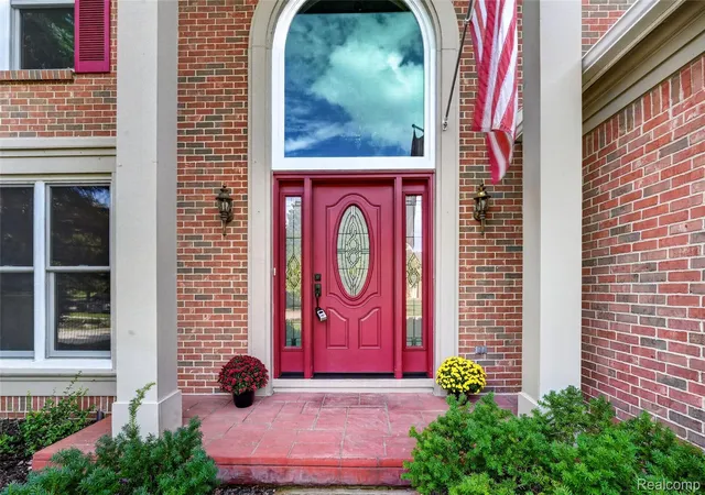Photo 4 of Single family home for sale at 48323 Red Run Dr, Canton, MI 48187 | MLS# 20261070989 | Listing updated on 2026-09-14