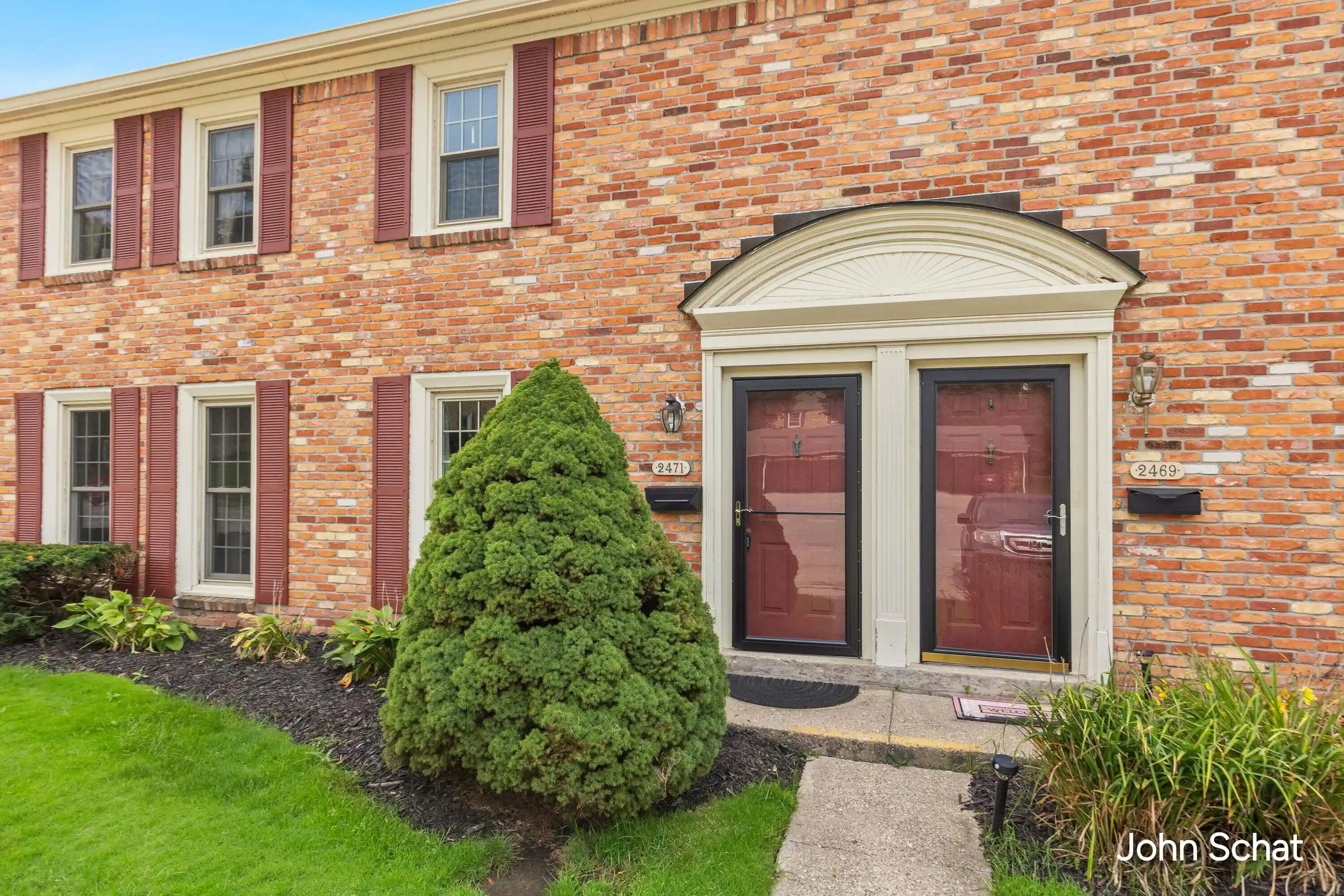Listing Photo 2 - Condo for sale in 2471 Abbington Dr SE located at 2471 Abbington Dr SE, Grand Rapids, MI 49506 - Unit 2471 Abbington Dr SE