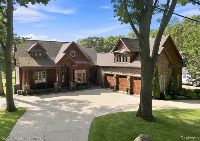 Photo 2 of Single family home for sale at 2829 Riverside Dr, Port Huron, MI 48060 | MLS# 20261070994 | Listing updated on 2026-10-06