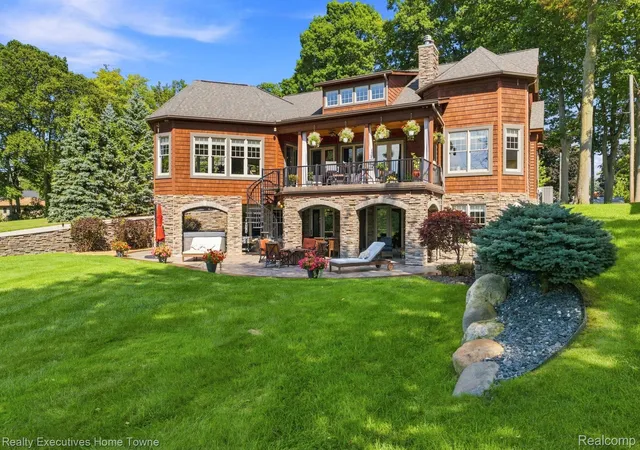 Photo 3 of Single family home for sale at 2829 Riverside Dr, Port Huron, MI 48060 | MLS# 20261070994 | Listing updated on 2026-10-06