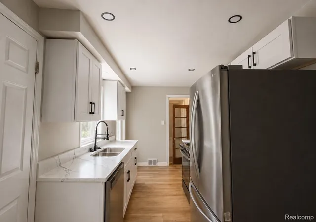 Photo 4 of Single family home for sale at 29905 Pleasant Trl, Southfield, MI 48076 | MLS# 20261070998 | Listing updated on 2026-09-28