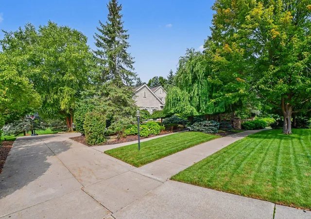 Photo 3 of Single family home for sale at 1219 Stoneshire Dr SE, Grand Rapids, MI 49546 | MLS# 65026046840 | Listing updated on 2026-09-17