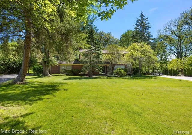 Photo 2 of Single family home for sale at 6609 E Knollwood Cir, West Bloomfield, MI 48322 | MLS# 20261071010 | Listing updated on 2026-09-04