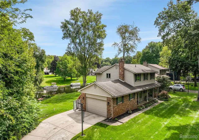 Photo 3 of Single family home for sale at 6025 Venice Dr, Commerce Township, MI 48382 | MLS# 20261071028 | Listing updated on 2026-09-12