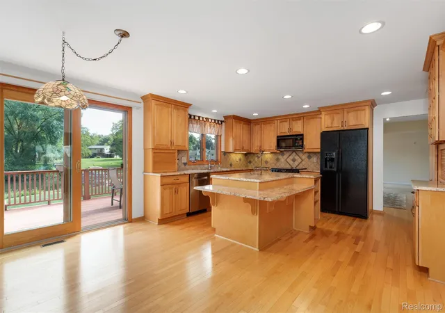 Photo 4 of Single family home for sale at 6025 Venice Dr, Commerce Township, MI 48382 | MLS# 20261071028 | Listing updated on 2026-09-12