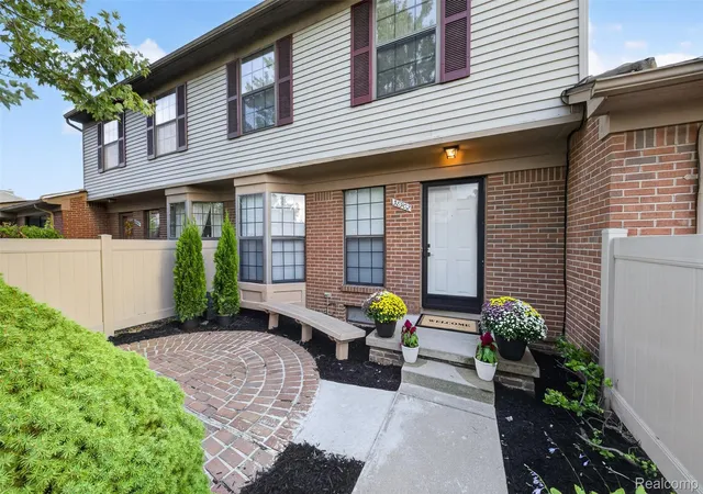 Condo for sale at 38902 Country Cir #16, Farmington Hills, MI 48331 | MLS# 20261071035