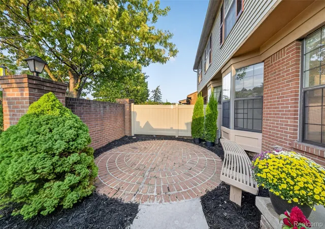 Photo 2 of Condo for sale at 38902 Country Cir #16, Farmington Hills, MI 48331 | MLS# 20261071035 | Listing updated on 2026-09-13