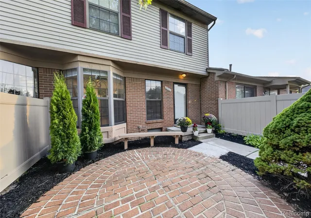 Photo 3 of Condo for sale at 38902 Country Cir #16, Farmington Hills, MI 48331 | MLS# 20261071035 | Listing updated on 2026-09-13