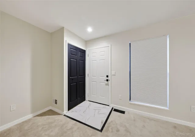 Listing Photo 4 - Condo for sale in building located at 38902 Country Cir, Farmington Hills, MI 48331 - Unit #16
