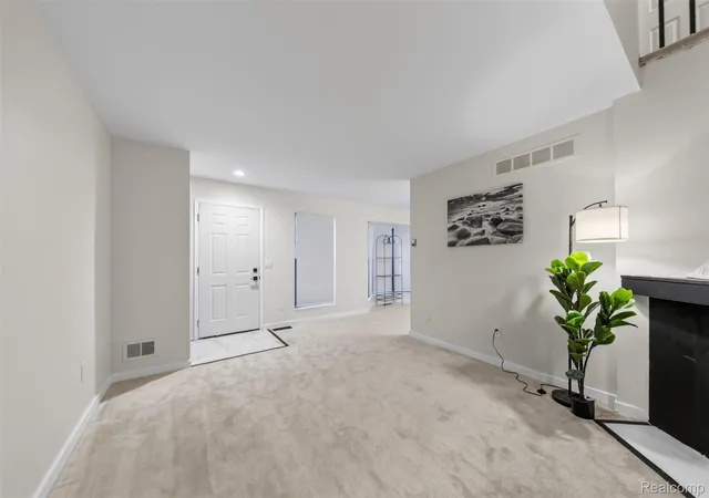Listing Photo 5 - Condo for sale in building located at 38902 Country Cir, Farmington Hills, MI 48331 - Unit #16