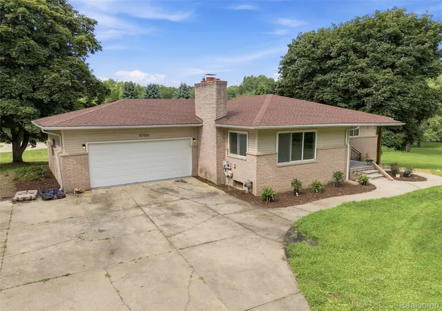Photo 3 of Single family home for sale at 4700 Indianwood Ct, Clarkston, MI 48348 | MLS# 20261071037 | Listing updated on 2026-09-14