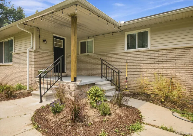 Photo 3 of Single family home for sale at 4700 Indianwood Ct, Clarkston, MI 48348 | MLS# 20261071037 | Listing updated on 2026-09-14