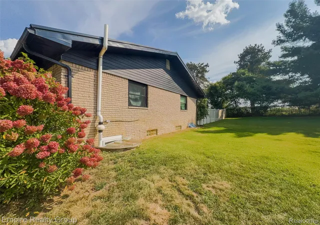 Photo 2 of Single family home for sale at 1486 Russ Roy Ct, White Lake, MI 48383 | MLS# 20261071050 | Listing updated on 2026-09-14