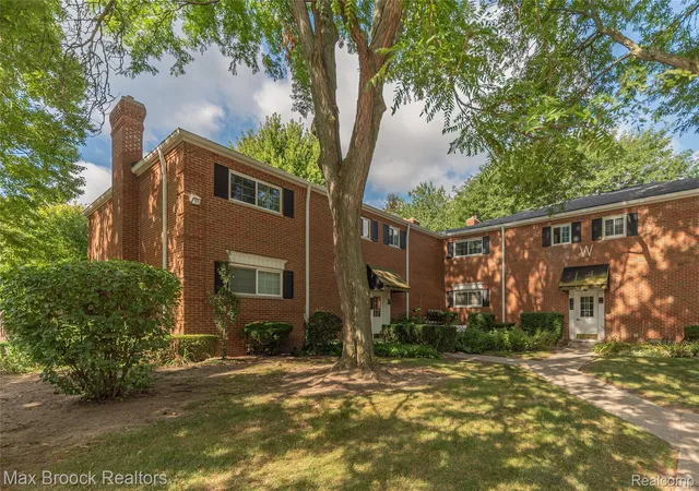 Listing Photo 3 - Condo for sale in building located at 731 E Fox Hls Dr, Bloomfield Hills, MI 48304 - Unit #183
