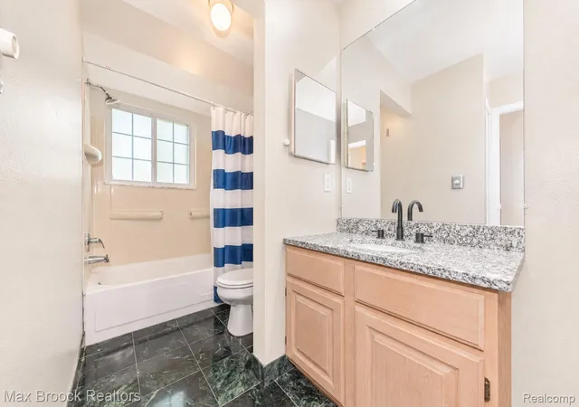 Listing Photo 2 - Condo for sale in building located at 731 E Fox Hls Dr, Bloomfield Hills, MI 48304 - Unit #183