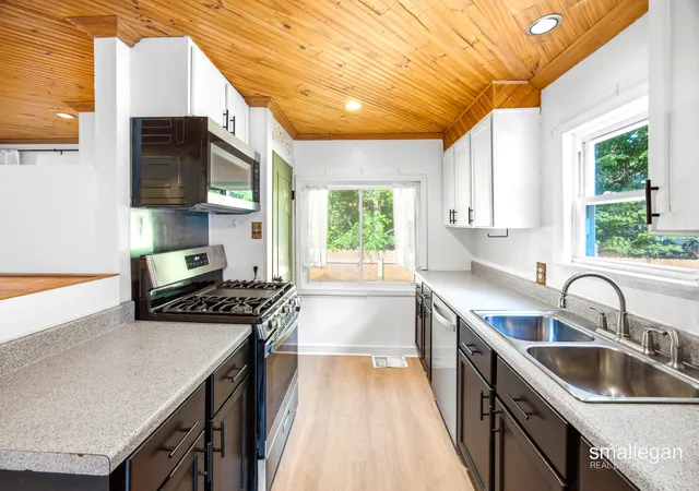 Photo 3 of Single family home for sale at 37 Walter St Se, Grand Rapids, MI 49548 | MLS# 65026046874 | Listing updated on 2026-09-17