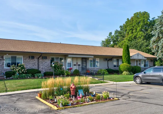 Listing Photo 2 - Condo for sale in building located at 25219 Potomac Dr, South Lyon, MI 48178