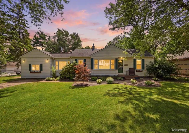 Photo 1 of Sale Pending at 4401 Louella Dr, Waterford, MI 48329 | MLS# 20261071083 | Listing updated on 2026-10-11