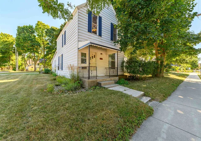 Photo 3 of Single family home for sale at 204 Petoskey Ave, Charlevoix, MI 49720 | MLS# 78080073199 | Listing updated on 2026-09-06
