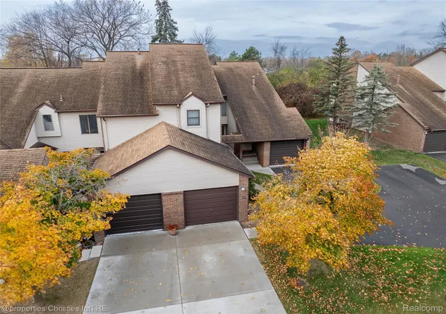 Photo 4 of Condo for sale at 6600 Ridgefield Cir, West Bloomfield, MI 48322 | MLS# 20261071113 | Listing updated on 2026-10-30
