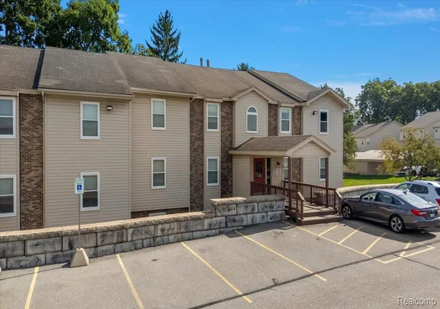 Photo 2 of Condo for sale at 5060 Harbor Oak Dr #49, Waterford, MI 48329 | MLS# 20261071115 | Listing updated on 2026-09-04
