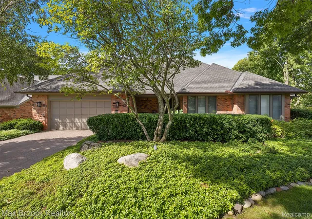 Photo 1 of Condo for sale at 233 Norcliff Dr, Bloomfield Hills, MI 48302 | MLS# 20261071116 | Listing updated on 2026-09-15