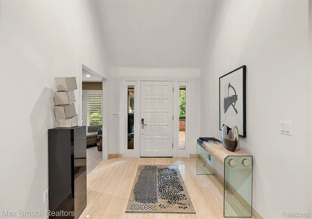 Photo 3 of Condo for sale at 233 Norcliff Dr, Bloomfield Hills, MI 48302 | MLS# 20261071116 | Listing updated on 2026-09-15