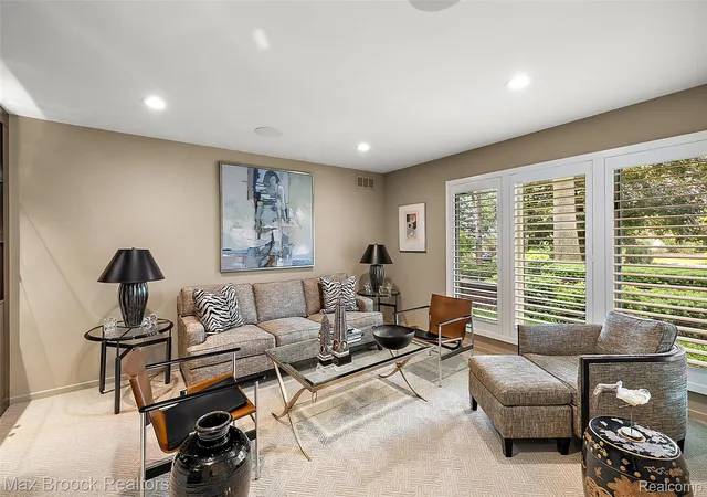 Listing Photo 4 - Condo for sale in building located at 233 Norcliff Dr, Bloomfield Hills, MI 48302