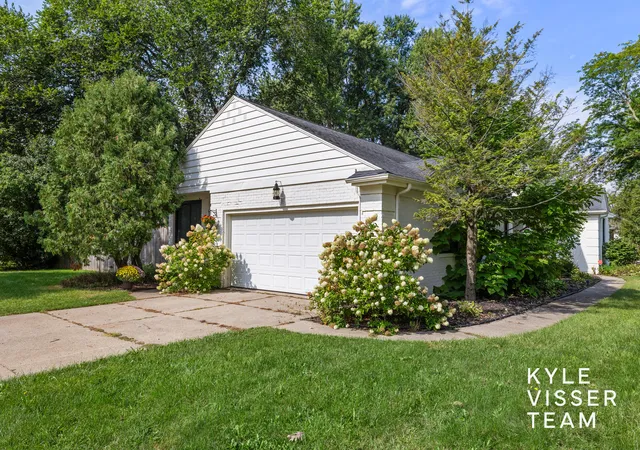 Photo 3 of Single family home for sale at 3030 Cascade Rd Se, Grand Rapids, MI 49506 | MLS# 65026046914 | Listing updated on 2026-09-28