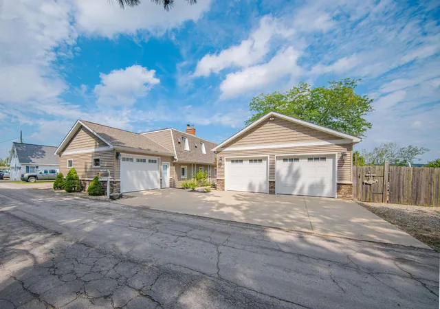 Photo 1 of Single family home for sale at 5065 Pine Dr, Jackson, MI 49201 | MLS# 81026046913 | Listing updated on 2026-09-03