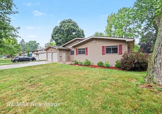 Photo 2 of Single family home for sale at 2221 Lambros Dr, Midland, MI 48642 | MLS# 61050220725 | Listing updated on 2026-09-03