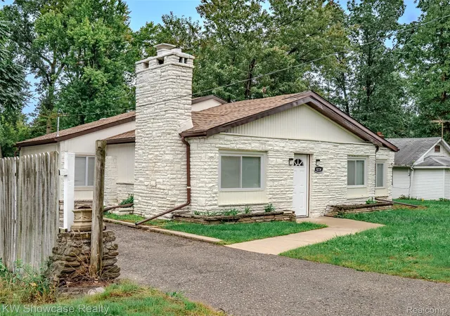 Photo 2 of Single family home for sale at 8234 Arlis St N, Commerce Township, MI 48382 | MLS# 20261071125 | Listing updated on 2026-10-18