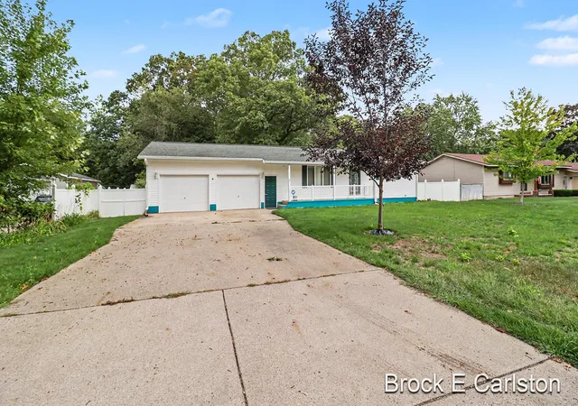 Photo 2 of Single family home for sale at 2756 Marquette Ave, Muskegon, MI 49442 | MLS# 71026046919 | Listing updated on 2026-09-11