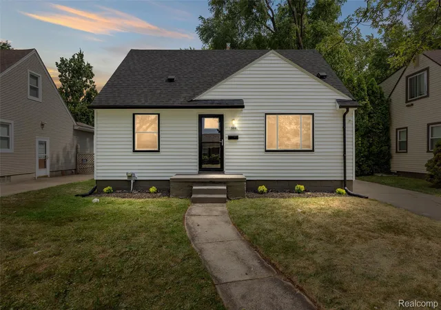 Photo 2 of Single family home for sale at 300 N Edgeworth Ave, Royal Oak, MI 48067 | MLS# 20261071126 | Listing updated on 2026-09-15