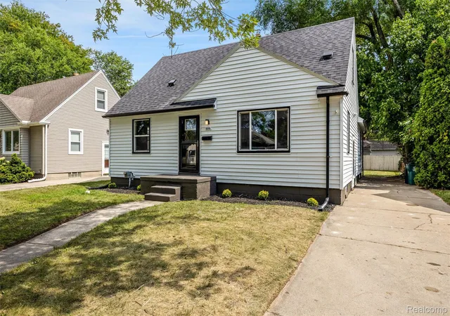Photo 3 of Single family home for sale at 300 N Edgeworth Ave, Royal Oak, MI 48067 | MLS# 20261071126 | Listing updated on 2026-09-15