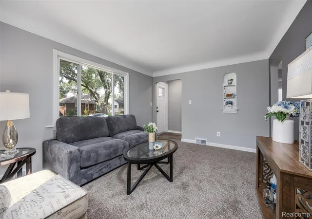 Photo 4 of Single family home for sale at 300 N Edgeworth Ave, Royal Oak, MI 48067 | MLS# 20261071126 | Listing updated on 2026-09-15