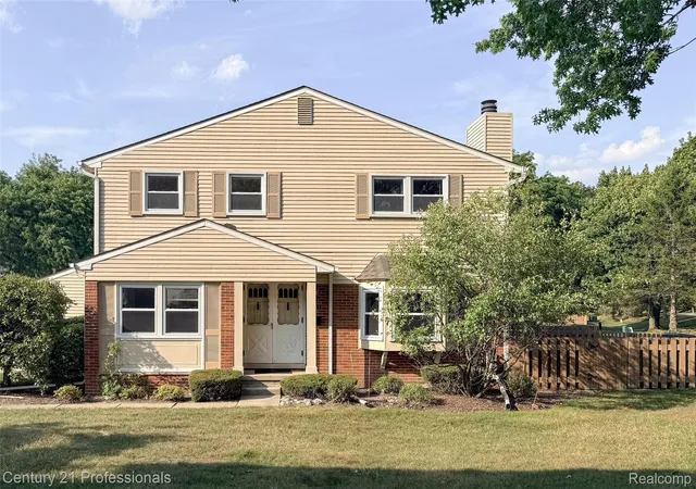 Photo 2 of Condo for sale at 1520 Brentwood Dr, Troy, MI 48098 | MLS# 20261071131 | Listing updated on 2026-09-12