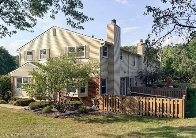 Photo 3 of Condo for sale at 1520 Brentwood Dr, Troy, MI 48098 | MLS# 20261071131 | Listing updated on 2026-09-12