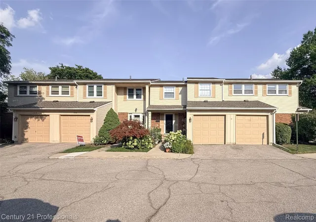 Photo 4 of Condo for sale at 1520 Brentwood Dr, Troy, MI 48098 | MLS# 20261071131 | Listing updated on 2026-10-25