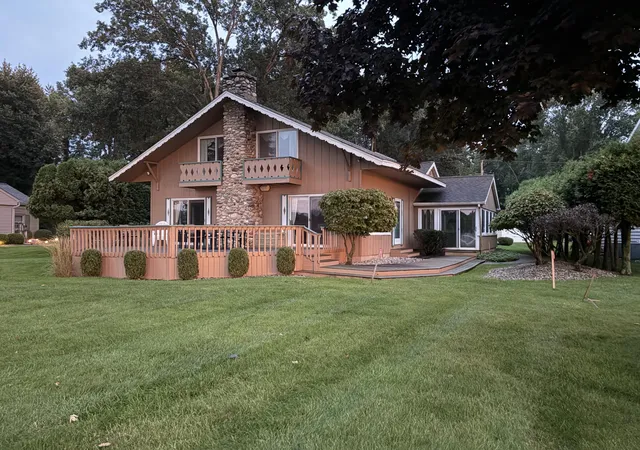Photo 2 of Single family home for sale at 5056 Lakeshore Dr, Jackson, MI 49203 | MLS# 55026046923 | Listing updated on 2026-09-16
