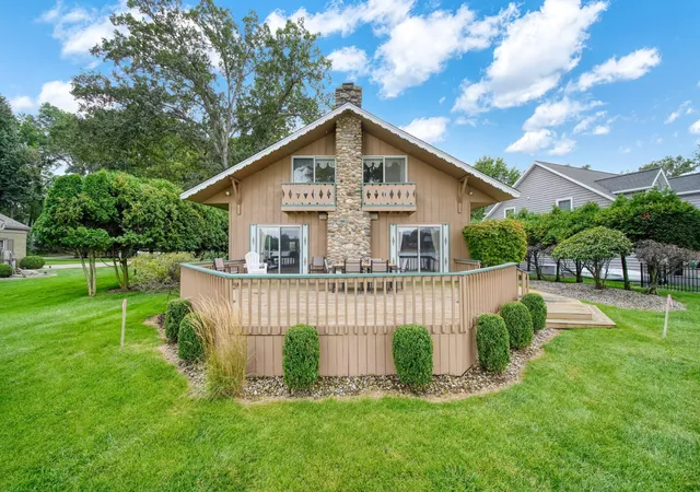 Photo 3 of Single family home for sale at 5056 Lakeshore Dr, Jackson, MI 49203 | MLS# 55026046923 | Listing updated on 2026-09-16