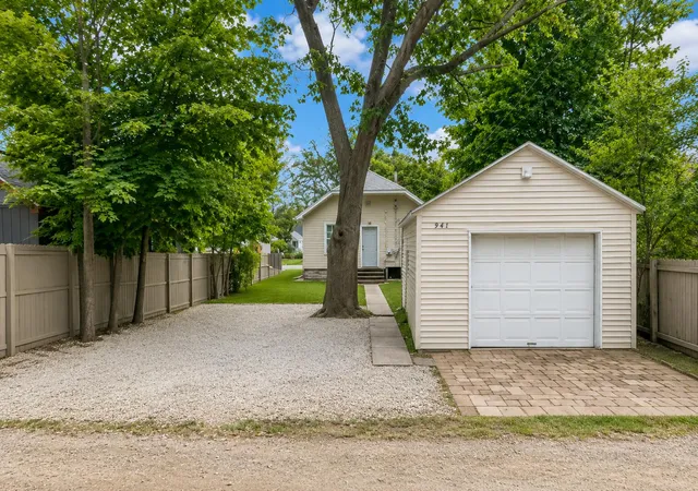 Photo 3 of Single family home for sale at 942 Ada Ave, Muskegon, MI 49442 | MLS# 71026046924 | Listing updated on 2026-09-14