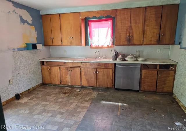 Photo 3 of Single family home for sale at 220 N Grant St, Bay City, MI 48708 | MLS# 20261071157 | Listing updated on 2026-09-04