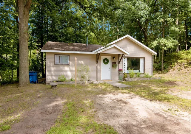 Photo 1 of Single family home for sale at 2465 Chandler Rd, Traverse City, MI 49696 | MLS# 78080073215 | Listing updated on 2026-09-11