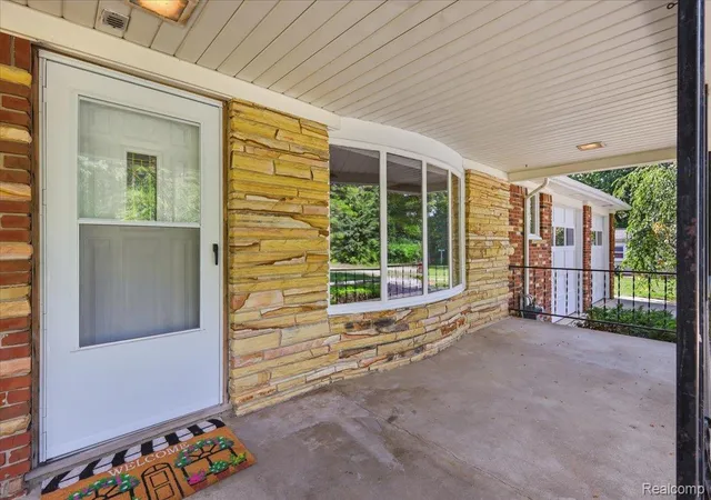 Photo 2 of Single family home for sale at 9985 Cedar Is Rd, White Lake, MI 48386 | MLS# 20261071202 | Listing updated on 2026-09-23