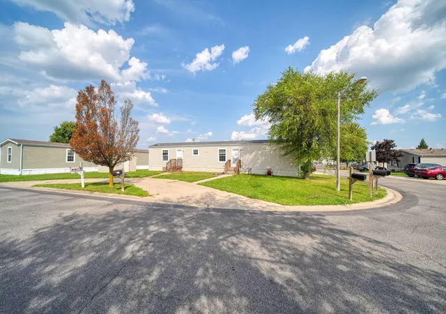 Photo 2 of Single family home for sale at 275 Grand River Dr, Adrian, MI 49221 | MLS# 81026046974 | Listing updated on 2026-09-12