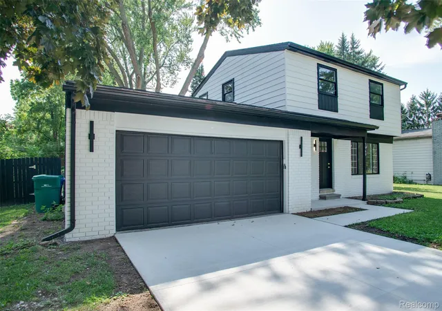 Photo 2 of Single family home for sale at 5969 Pleasant Dr, Waterford, MI 48329 | MLS# 20261071216 | Listing updated on 2026-09-12