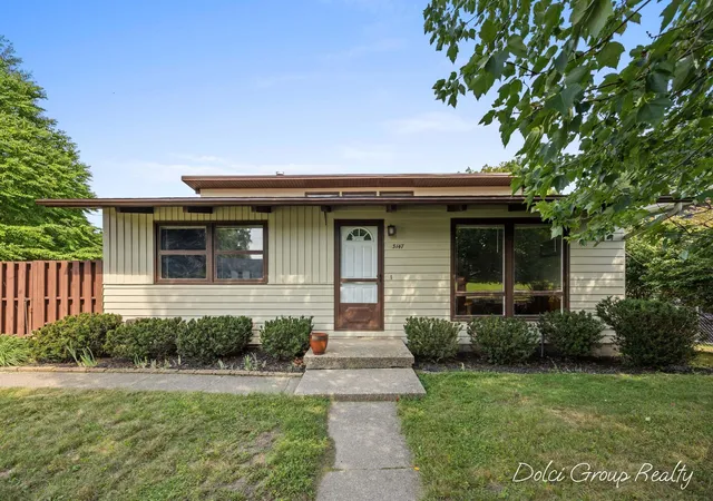 Photo 1 of Sale Pending at 3147 Tuell St Nw, Grand Rapids, MI 49504 | MLS# 65026046981 | Listing updated on 2026-09-11