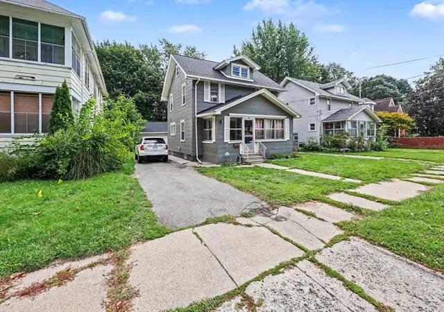 Photo 2 of Single family home for sale at 607 S Grinnell St, Jackson, MI 49203 | MLS# 81026046980 | Listing updated on 2026-09-16