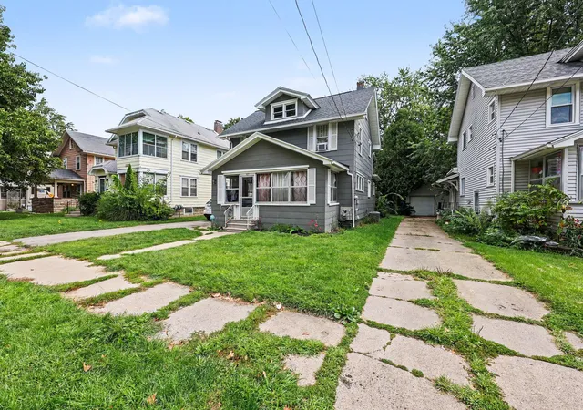 Photo 3 of Single family home for sale at 607 S Grinnell St, Jackson, MI 49203 | MLS# 81026046980 | Listing updated on 2026-09-16